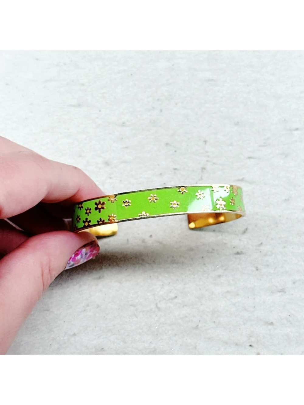 3149mc. Neon Green Enamel Daisy Bracelet